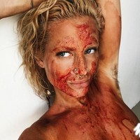 Maxinne Bjork, wanita dengan lebih dari 53 ribu followers di Instagram itu kini menjadi viral karena aksi kontroversialnya melumuri seluruh tubuhnya dengan darah haidnya sendiri. Foto: Dok. Instagram @maxinnebjork