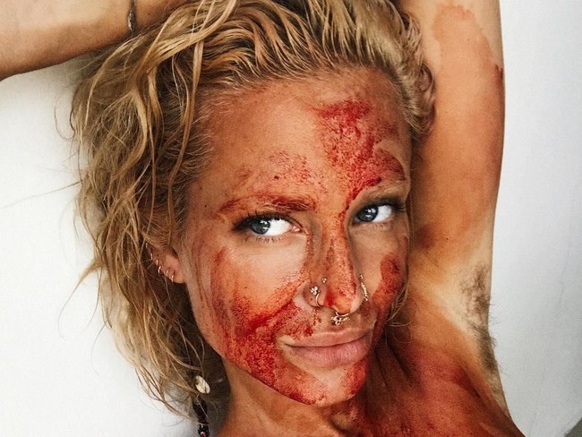 Maxinne Bjork, wanita dengan lebih dari 53 ribu followers di Instagram itu kini menjadi viral karena aksi kontroversialnya melumuri seluruh tubuhnya dengan darah haidnya sendiri. Foto: Dok. Instagram @maxinnebjork