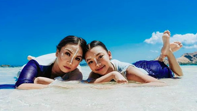 Kebanggaan Nola B3 Saat Naura Lolos Audisi Menyanyi di Broadway /Foto: Instagram Kebanggaan Nola B3 Saat Naura Lolos Audisi Menyanyi di Broadway /Foto: Instagram