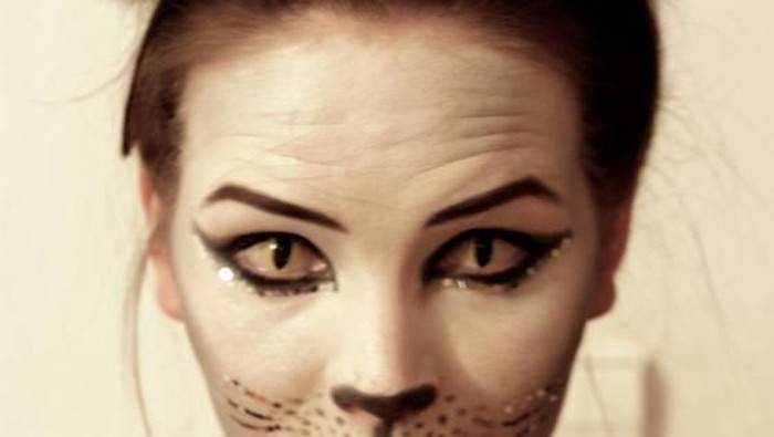 Ilustrasi wanita pakai lensa kontak untuk Halloween. Foto: iStock Ilustrasi wanita pakai lensa kontak untuk Halloween. Foto: iStock