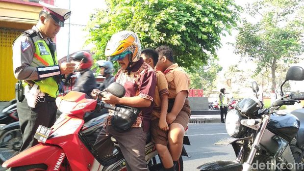 Tuh Kan, Emak-emak di Blitar Kena Tilang karena Boncengan Tiga