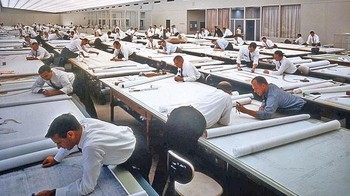 Peralatan lain yang tidak kalah penting adalah kerta, pensil, penghapus dan penggaris. Foto: Bored Panda