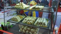Pempek Pak Raden jadi salah satu gerai di JFC 2018 yang paling sering dihampiri pengunjung. Aneka pempek tersedia, dan disajikan saat masih hangat. Wih, bikin lapar! Foto: dok. detikFood