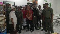 Sidak itu digelar Kamis (1/11) dan dilakukan sebagai tindak lanjut dengar pendapat di DPRD. Total ada 40 personel dari polisi, TNI dan Pol PP yang ikut dalam giat ini. 
