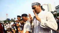 Setelah itu mereka melakukan salat asar berjamaah.