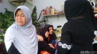 Desty Amalia masih menangis dan larut dalam kesedihan usai ditinggal suaminya itu.
