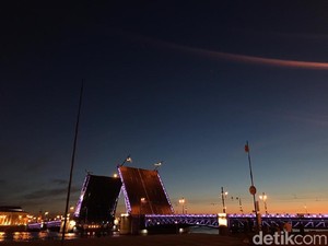 Melihat Indahnya Jembatan Terbelah di St Petersburg, Rusia
