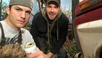 Tetap Memikat Di Usia 40, Ini Pose Ashton Kutcher Saat Asyik Makan