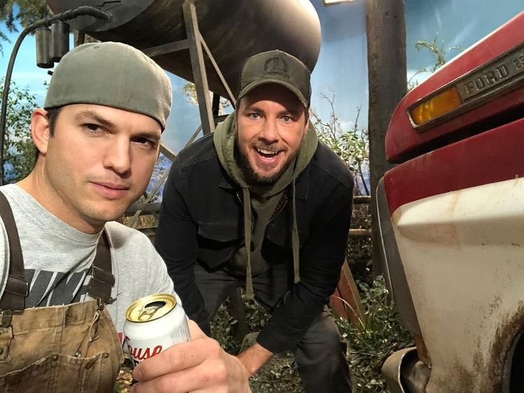 Tetap Memikat Di Usia 40, Ini Pose Ashton Kutcher Saat Asyik Makan