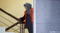 Bupati Neneng naik ke ruang pemeriksaan.