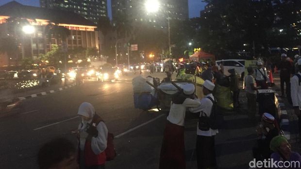 Massa Aksi Bela Tauhid 211 Bubar, Lalin di Monas Kembali Dibuka