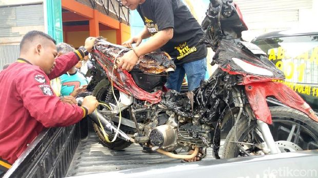 Pikap Angkut BBM Terbakar di Ponorog, Satu Motor Hangus Tersambar