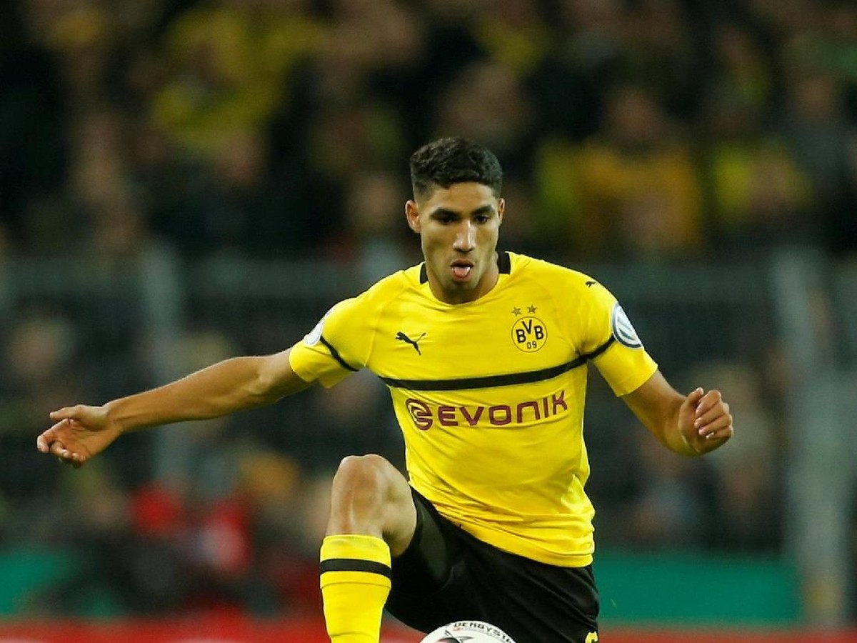 Bek Borussia Dortmund, Achraf Hakimi, dinilai cuma bisa disaingi bek Liverpool. ( Foto: Reuters/Leon Kuegeler)