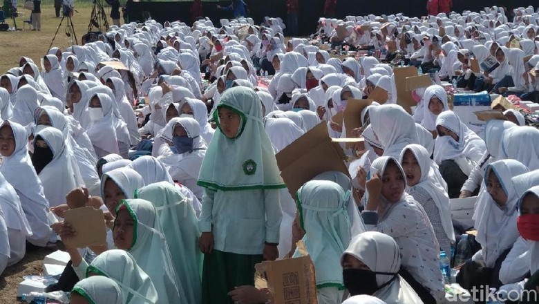 Ribuan Santri di Probolinggo Dijemur 3 Jam Tunggu Menteri Susi Ribuan Santri di Probolinggo Dijemur 3 Jam Tunggu Menteri Susi