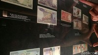 Pengunjung melihat koleksi museum, seperti uang yang pernah dikeluarkan oleh BI.
