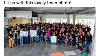 Pegawai Google di Pittsburgh foto bersama setelah demo. Demo ini dipicu laporan New York Times bahwa eksekutif Google, Andy Rubin, yang juga pencipta Android, tersangkut kasus pelecehan seks dengan karyawan di 2014. Ia dikeluarkan, namun secara terhormat dengan pesangon konon USD 90 juta. Foto: Twitter