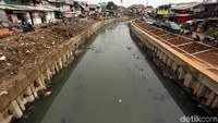 Setelah dipasang turap atau sheetpile, kondisi dinding Kali Grogol, di jalan Palmerah Barat, Jakarta, terlihat rapi, Jumat (2/11).