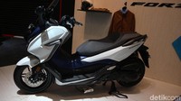 Dari varian skutik bongsor, ada nama Honda Forza 250. Motor impor asal Thailand ini dibanderol dengan harga Rp 76,5 juta On The Road Jakarta. Uang Rp 80 juta pun masih ada sisanya untuk membeli motor 250 cc ini. Foto: Agung Pambudhy