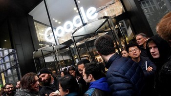 Karyawan di kantor Google di London keluar untuk aksi demo. Aksi tersebut dinamai Google Walkout for Real Change. Foto: Reuters