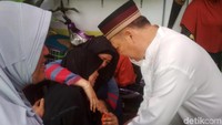 Pihak keluarga dan kerabat pun mencoba untuk menenangkan Desty.