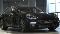 Ozil diketahuii juga memiliki Porsche Panamera yang di logonya terpampang inisial namanya MO. Rifikianto Nugroho/detikcom
