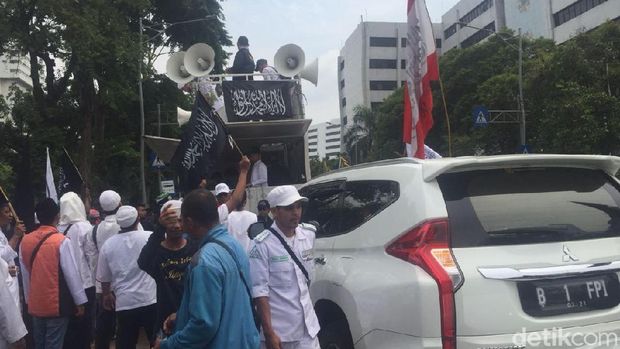  Massa Aksi Bela Tauhid atau Aksi 211 mulai bergerak meninggalkan Masjid Istiqlal Jakarta.