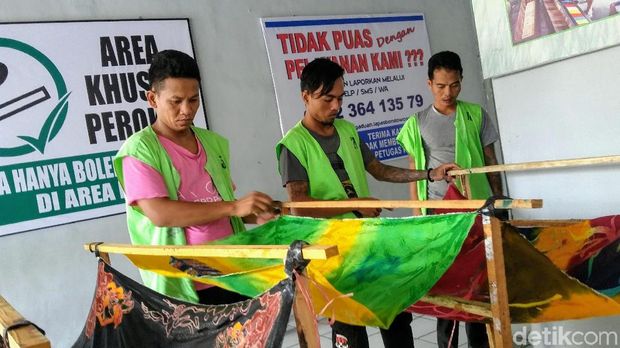 Intip Keseruan Narapidana di Lapas Bondowoso Diajari Membatik