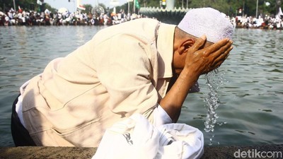 Salat Asar Berjamaah, Peserta Aksi 211 Wudu di Bundaran Patung Kuda