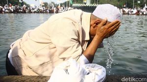 Salat Asar Berjamaah, Peserta Aksi 211 Wudu di Bundaran Patung Kuda