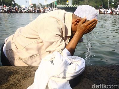 Salat Asar Berjamaah, Peserta Aksi 211 Wudu di Bundaran Patung Kuda