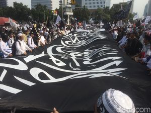 Massa 211 Kembali Bentangkan Bendera Kalimat Tauhid Raksasa