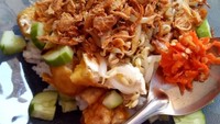 Nasi putih diberi paduan tahu dan tempe gorneg yang dipotong tauge, ditambah tauge dan cincangan mentimun. Saus kacang plus kecap dan bawang goreng bikin nasi lengko makin enak. Foto: Instagram @ratna3242