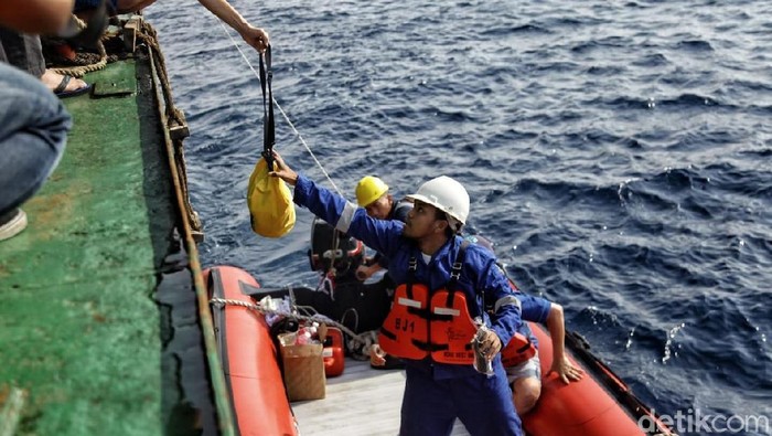 Tim Penyelam Polri Temukan Buku Yasin hingga Seatbelt Lion Air