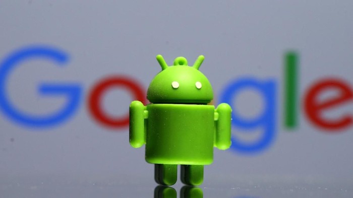 FILE PHOTO: A 3D printed Android mascot Bugdroid is seen in front of a Google logo in this illustration taken July 9, 2017. Picture taken July 9, 2017.  REUTERS/Dado Ruvic/Illustration - RC1B112FBA80/File Photo
