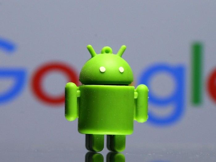 FILE PHOTO: A 3D printed Android mascot Bugdroid is seen in front of a Google logo in this illustration taken July 9, 2017. Picture taken July 9, 2017.  REUTERS/Dado Ruvic/Illustration - RC1B112FBA80/File Photo