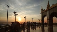 Inilah potret cantik Mandalay Hill di Myanmar yang jadi favorit wisatawan. Butuh setengah jam jalan kaki untuk menuju ke [uncak bukit ini, tapi itu sepadan dengan pemandangan yang tersaji. (dok. Hilton Mandalay)