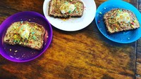 Wah, siapa sangka suami Mila Kunis ini jago bikin roti panggang. Kreasi ini ia namakan Rainbow French Toast. Saya rasa saya siap untuk Top Chef, tulis Kutcher di keterangan foto. Foto: Instagram aplusk