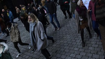 Kami tak ingin merasa kalau kami tak setara atau kami tak dihargai lagi. Google terkenal karena budayanya. Namun pada kenyataannya kami bahkan tidak mendapat respek dan keadilan untuk setiap orang yang ada di sini, ujar Claire Stapleton, product marketing manager YouTube mengenai demo ini. Foto: Reuters