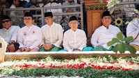 Foto: Prabowo-Sandi yang didampingi eks Ketua DPR Marzuki Alie kemudian berziarah ke makam KH Hasyim Asyari. Tak hanya itu, Prabowo-Sandi juga berziarah ke makam KH Wahid Hasyim yang berada di kompleks Tebuireng. (Dok BPN Prabowo-Sandiaga).