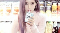Bae Joo-hyun atau Irene, dikenal sebagai member girlband besutan SM, Red Velvet. Wanita dengan senyuman manis ini, hobi sekali minum susu dan milkshake. Foto: Instagram @redvelvet.smtown