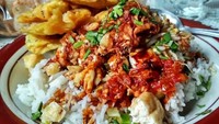 Biar mantap, nasi lengko bisa dinikmati dengan gorengan yang gurih renyah. Foto: Instagram @adyshinyo