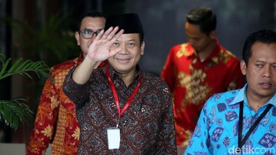 Jeda Salat Jumat, Taufik Kurniawan Lambaikan Tangan