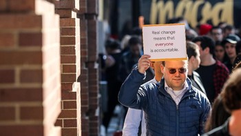 Akun Twitter @GoogleWalkout sudah mulai menyebar foto aksi tersebut yang dilakukan di Twitter dan Instagram, dengan menggunakan tagar #GoogleWalkout. Foto: Reuters
