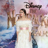 Bak karakter peri yang diperankannya, Keira memesona dalam balutan gaun Chanel bernuansa putih dan pink yang dipercantik dengan permainan renda nan romantis. Foto: Getty Images