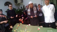 Rencananya jenazah George akan dishalatkan dan dimakamkan siang ini.
