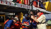Petugas dari KNKT dan Singapura turut mempersiapkan alat ping locator di atas kapal Baruna Jaya 1, Perairan Laut Karawang, Jumat (2/11/2018). 
