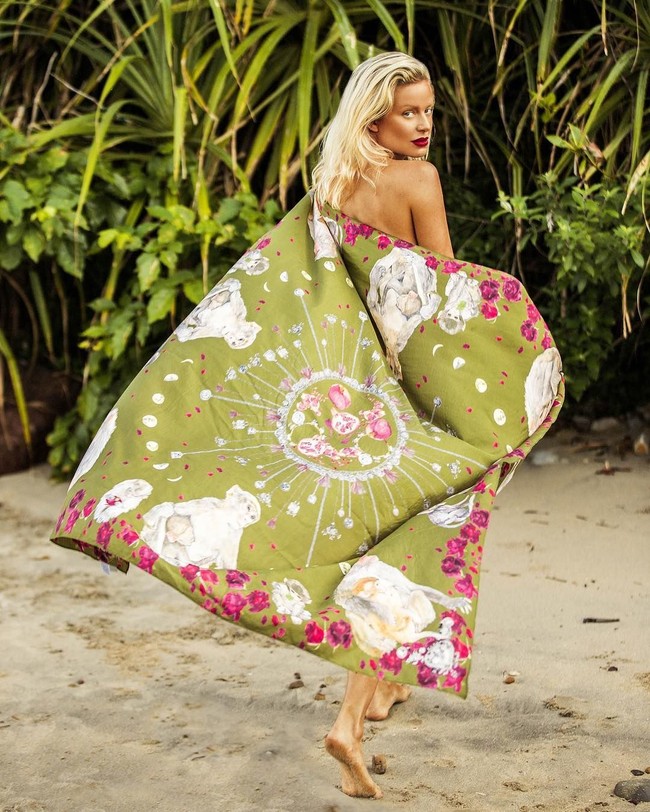 Maxinne yang sedang berada di Bali, mengunggah foto dirinya dalam keadaan tanpa busana dengan kondisi tubuh dipenuhi darah. Foto: Instagram @ maxinnebjork