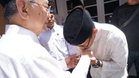 Foto: Sandiaga pun mengucapkan rasa terimakasihnya karena telah disambut dengan baik oleh pimpinan dan pengasuh Ponpes Tebuireng. Dalam kesempatan itu Sandiaga juga sempat berdiskusi. Diskusi yang kita lakukan juga juga terkait dengan pengembangan kewirausahaan bagi para santri yang nantinya kita harapkan para santri bisa membuka lapangan pekerjaan, ucap Sandi. (Dok BPN Prabowo-Sandiaga).