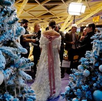 Bagian belakang gaun dipermanis dengan aksen pita  berwarna pink yang menjuntai panjang. Foto: Getty Images