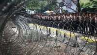Polisi menyiapkan pengamanan hingga pengalihan arus lalu lintas terkait Aksi Bela Tauhid hari ini. Belasan ribu personel gabungan dikerahkan. Pagar dari kawat berduri pun dibentangkan guna menghadang massa aksi. 